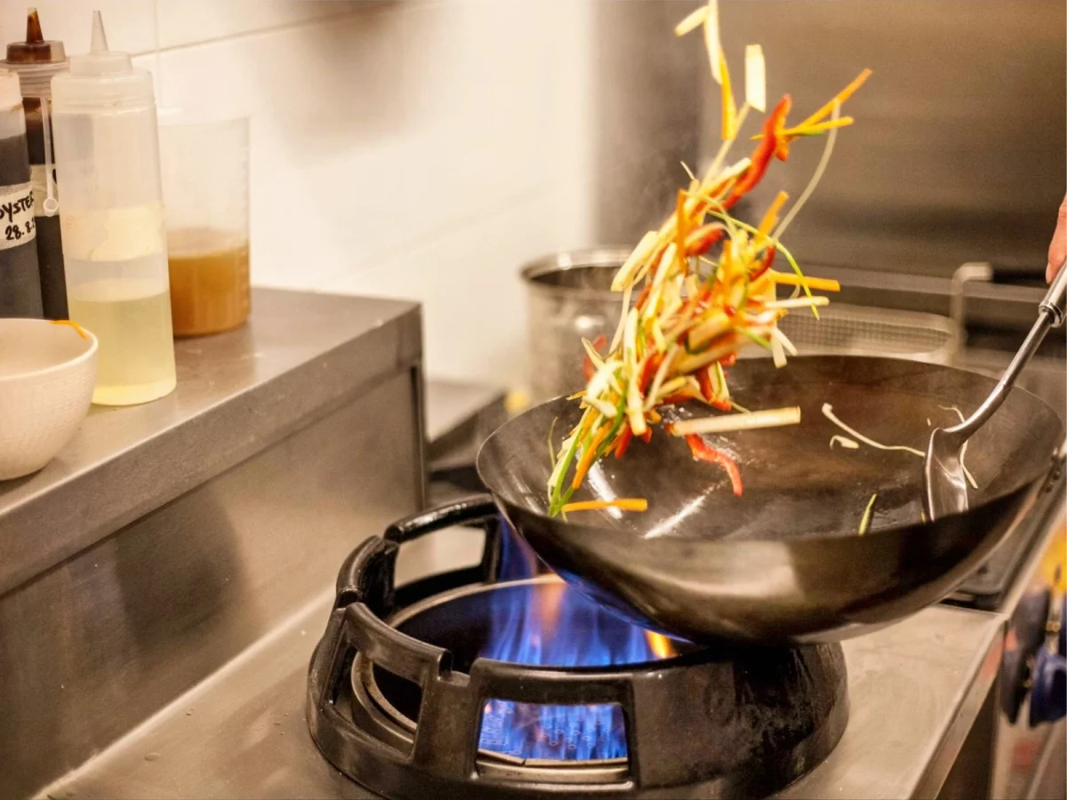 Imagen de Wok: utensilio milenario y técnica del stir‑fry