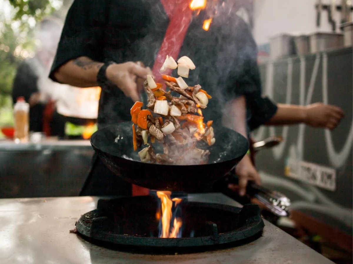 Imagen de Wok: utensilio milenario y técnica del stir‑fry