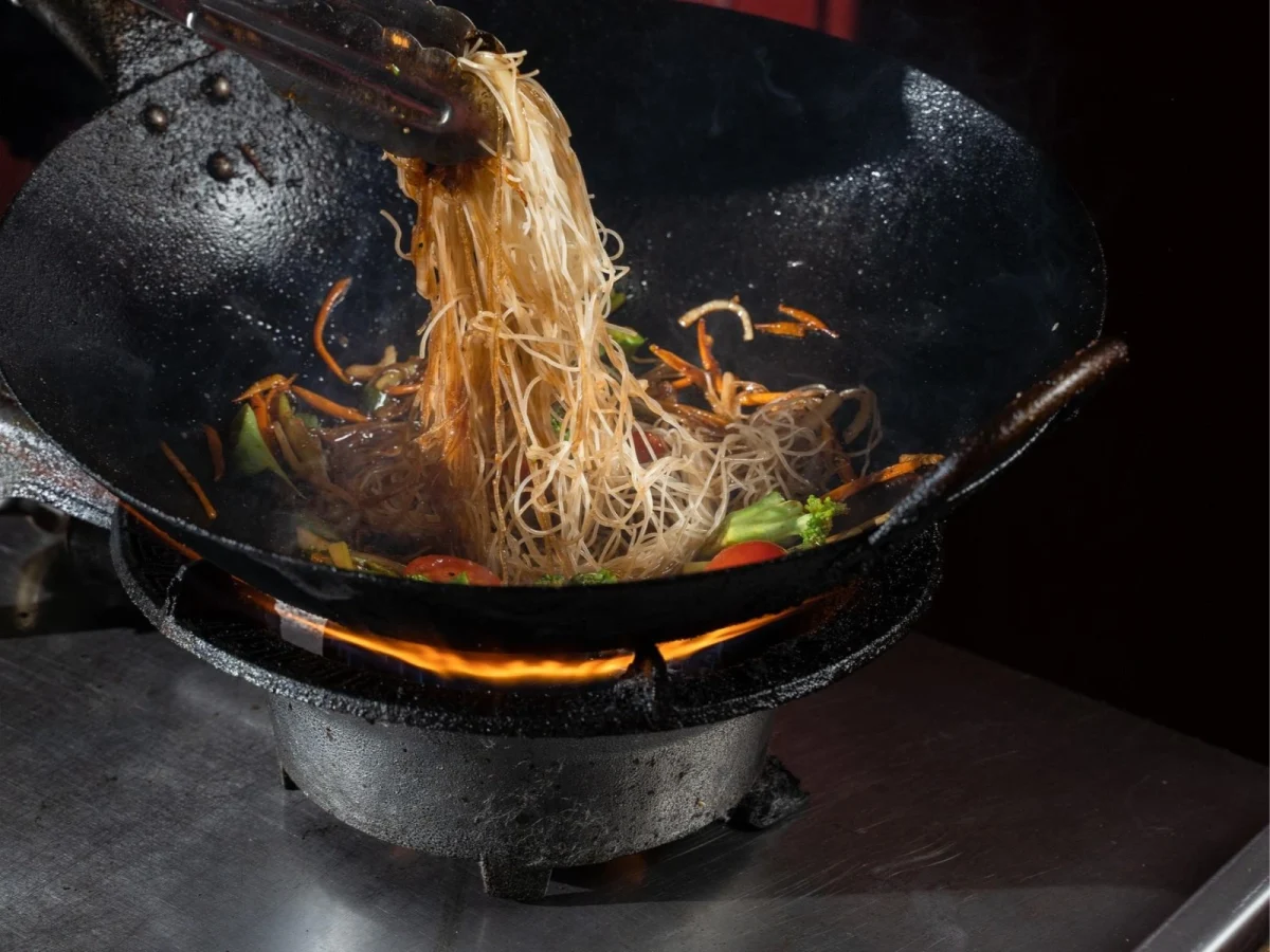 Imagen de Wok: utensilio milenario y técnica del stir‑fry