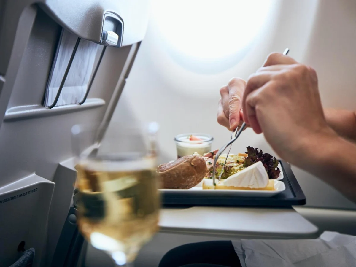 Imagen de ¿Por qué la comida en los aviones sabe diferente? El misterio del paladar a 10.000 metros