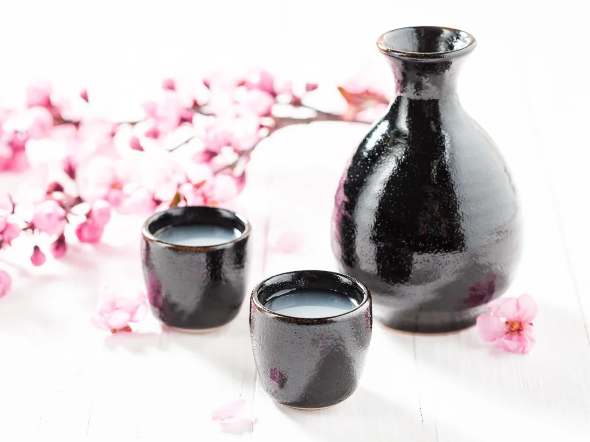 Imagen de Japón en la mesa: la elegancia de comer con sake