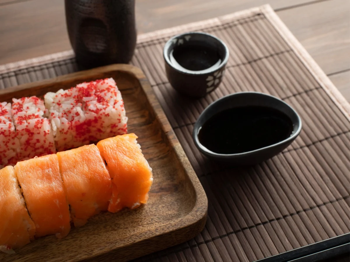 Imagen de Japón en la mesa: la elegancia de comer con sake