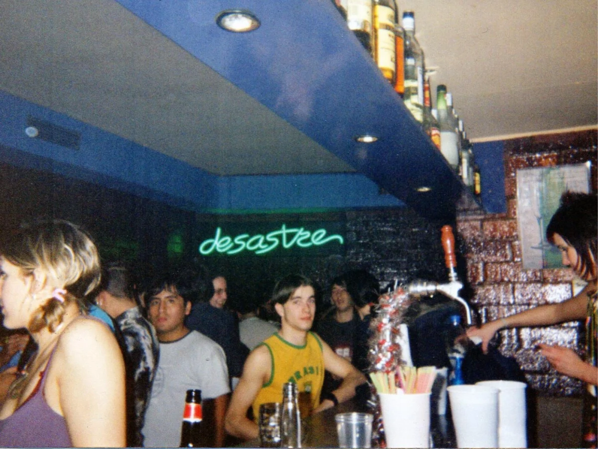 Imagen de Entre barras y taburetes cojos, la historia del bar español