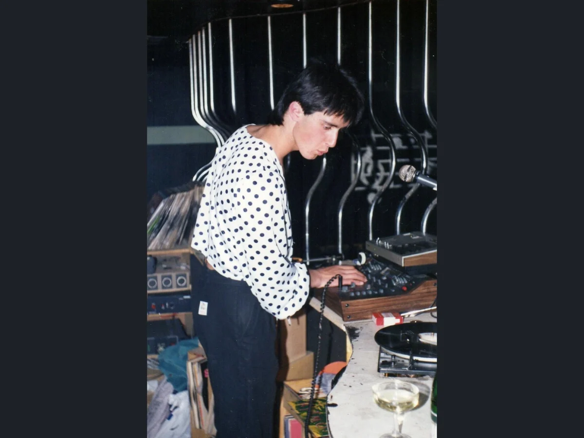 Imagen de Entre barras y taburetes cojos, la historia del bar español