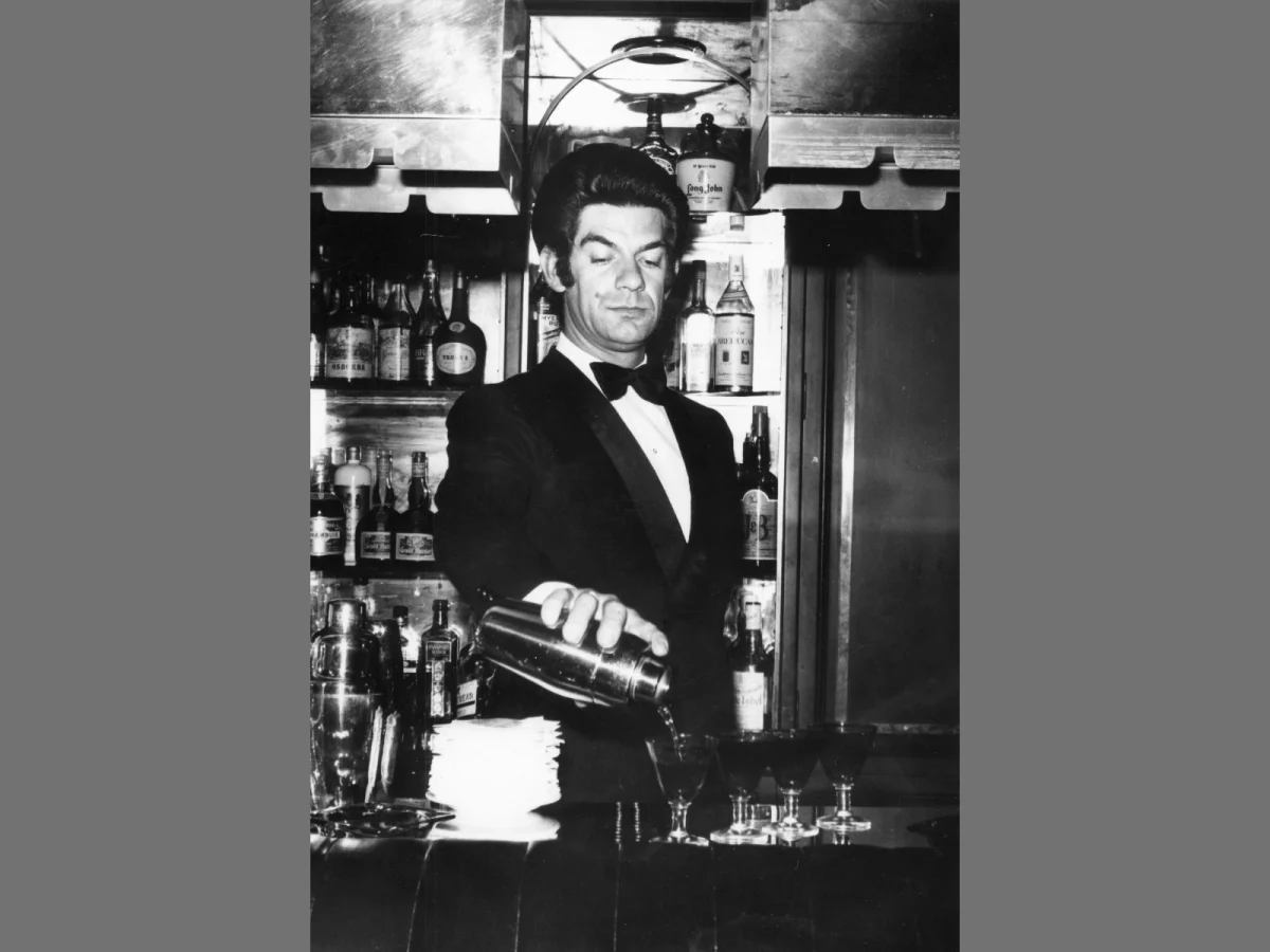 Imagen de Entre barras y taburetes cojos, la historia del bar español