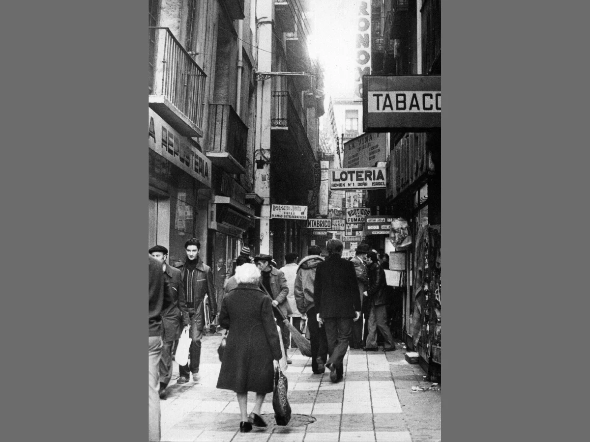 Imagen de Entre barras y taburetes cojos, la historia del bar español