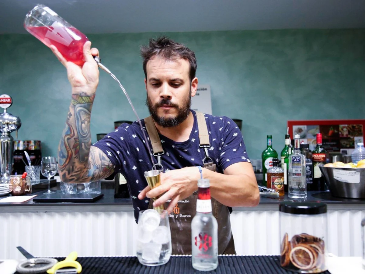 Imagen de Entre barras y taburetes cojos, la historia del bar español