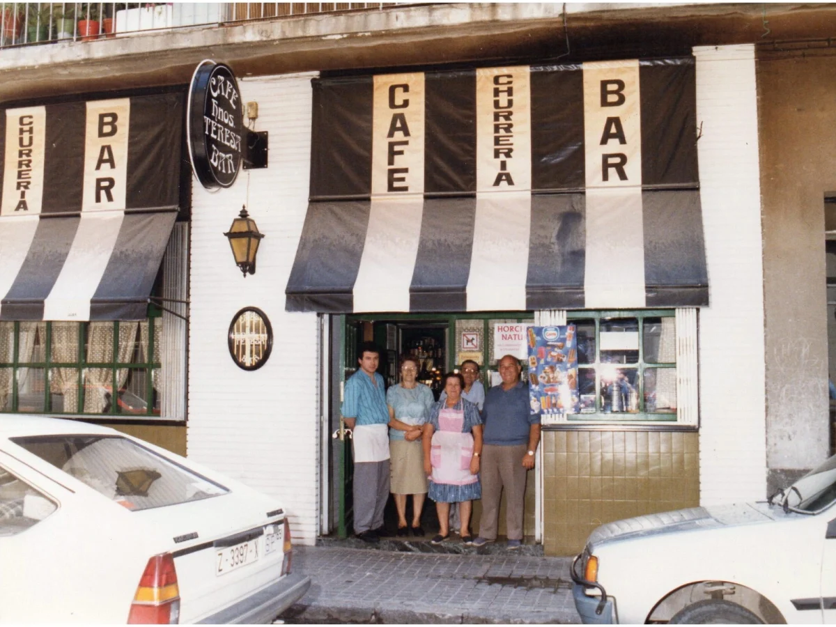 Imagen de Entre barras y taburetes cojos, la historia del bar español