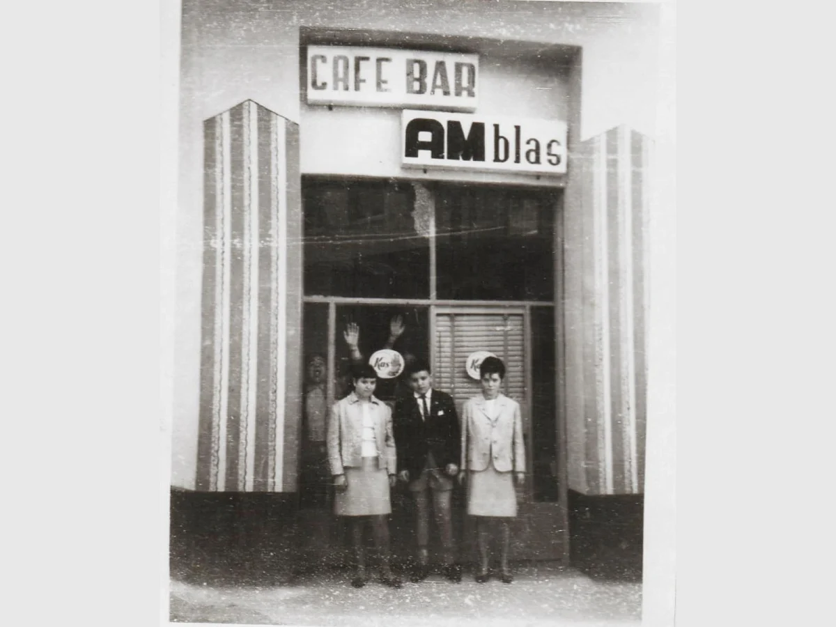 Imagen de Entre barras y taburetes cojos, la historia del bar español