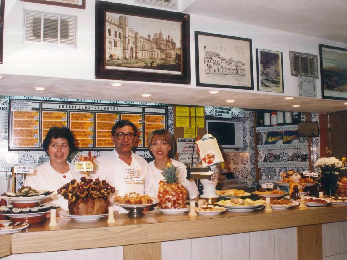 Imagen de Entre barras y taburetes cojos, la historia del bar español
