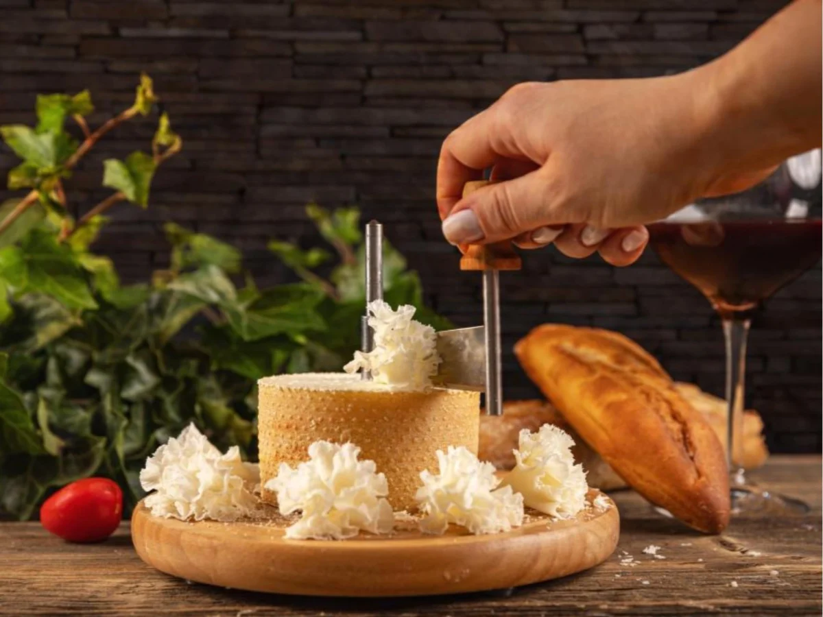 Imagen de Tête de Moine AOP: el queso suizo de girolle y rosetas perfectas 1 Imagen de Tête de Moine AOP: el queso suizo de girolle y rosetas perfectas