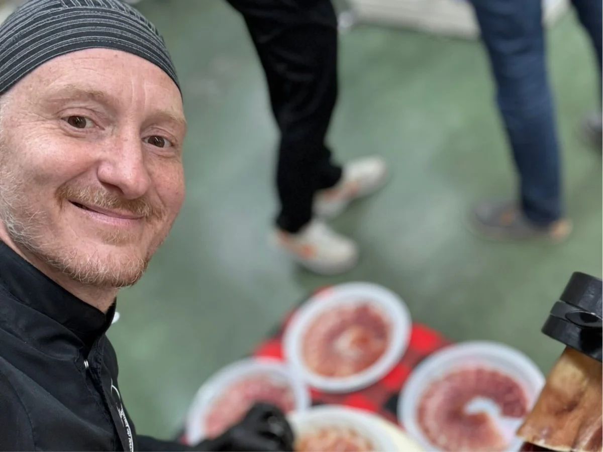 Imagen de Toño Palacio, el aragonés que viaja por el mundo cortando jamón